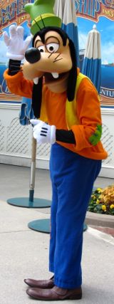 Goofy greets some kids at Disneyland Paris